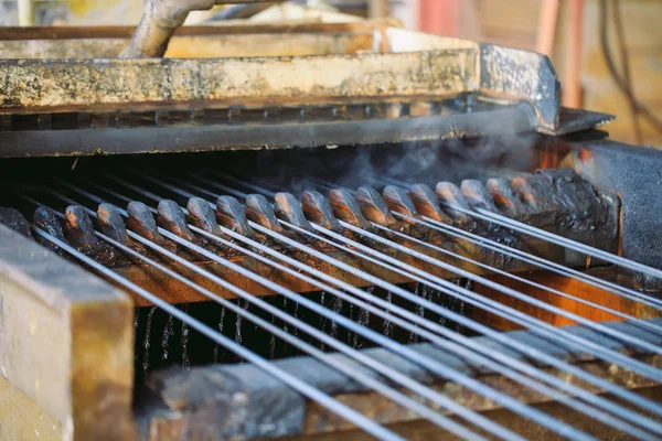 Alimentación de metal de alambre de acero en la máquina de flexión en la fábrica industrial . —  Fotos de Stock