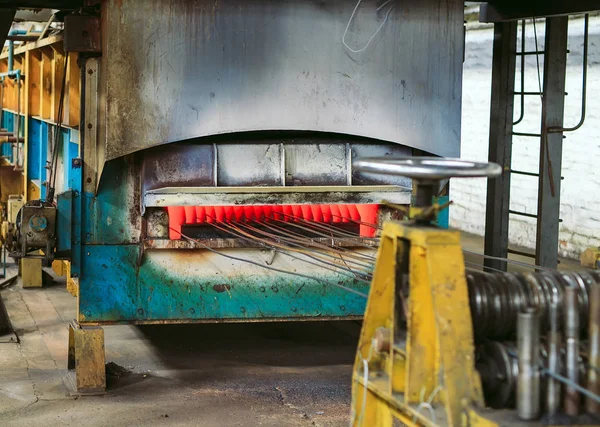 Producción de alambre laminado en la planta metalúrgica . —  Fotos de Stock