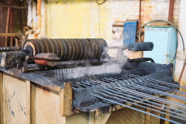 Producción de alambre laminado en la planta metalúrgica . —  Fotos de Stock