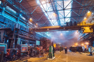 çelik fabrikasında konveyör sıcak çelik, Metalurji endüstrisi.