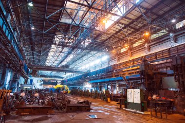 çelik fabrikasında konveyör sıcak çelik, Metalurji endüstrisi.