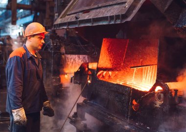 Çelik fabrikasındaki işçiler. Metalurji endüstrisi.