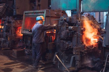 Çelik fabrikasındaki işçiler. Metalurji endüstrisi.