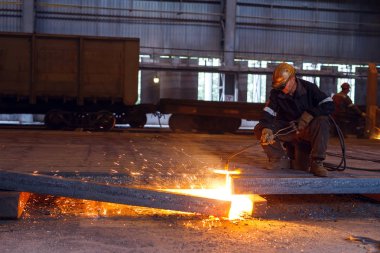 Fabrikadaki sanayi işçisi kaynaklarını kapatıyor..