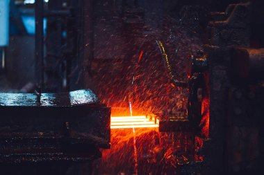 Çelik fabrikasında sıcak çelik konveyörde,