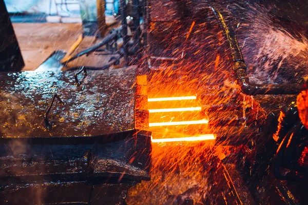 Acero caliente en el transportador en la fábrica de acero, industria metalúrgica . —  Fotos de Stock