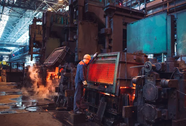 Werknemers in de staal molen. Metallurgische industrie. — Stockfoto