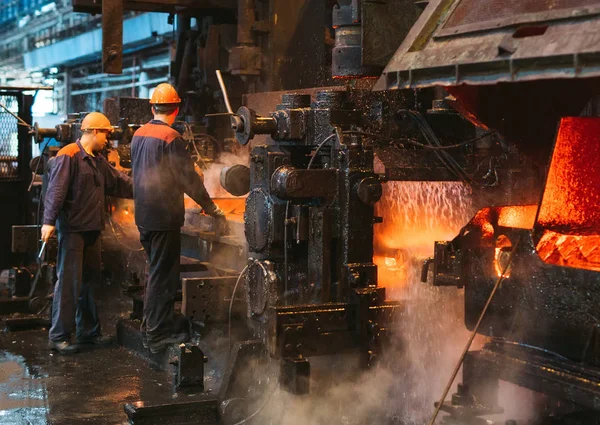 Працівники металургійного заводу. Металургійна промисловість . — стокове фото