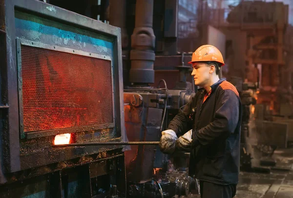 Trabajadores de la siderurgia. Industria metalúrgica . — Foto de Stock