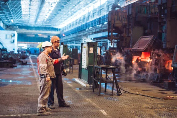 Trabalhadores na siderurgia. Indústria metalúrgica . — Fotografia de Stock