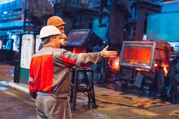 Рабочие сталелитейного завода. Металлургическая промышленность . — стоковое фото