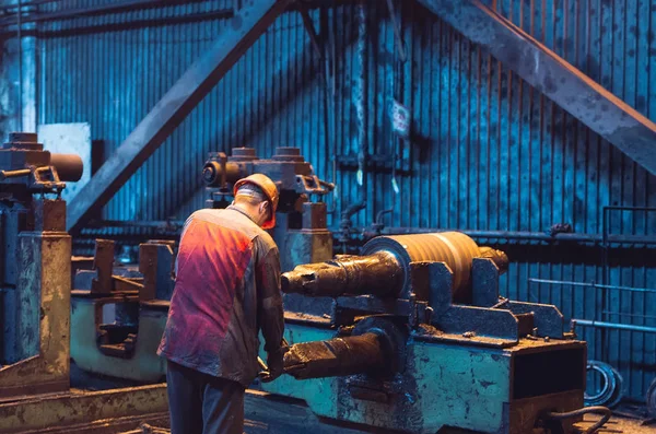 Trabajador de la industria pesada que trabaja duro en la máquina. Entorno industrial áspero —  Fotos de Stock