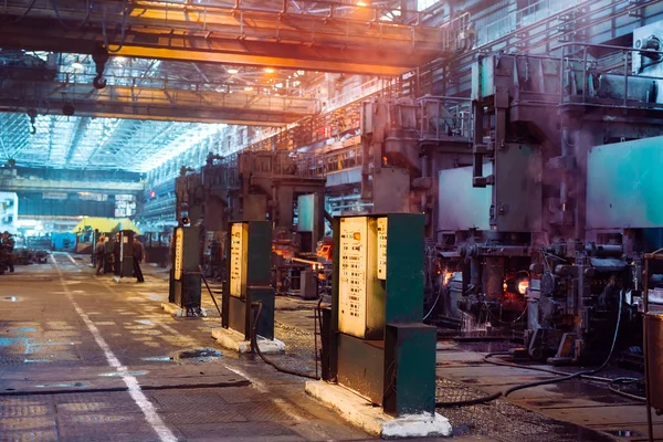 Aço quente no transportador em aço, indústria metalúrgica . — Fotografia de Stock