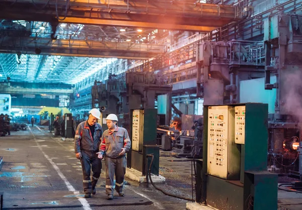 Рабочие сталелитейного завода. Металлургическая промышленность . — стоковое фото