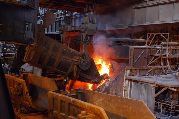 铸造、冶金工业中金属冶炼. — 图库照片