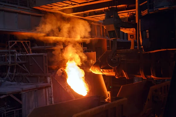铸造、冶金工业中金属冶炼. — 图库照片