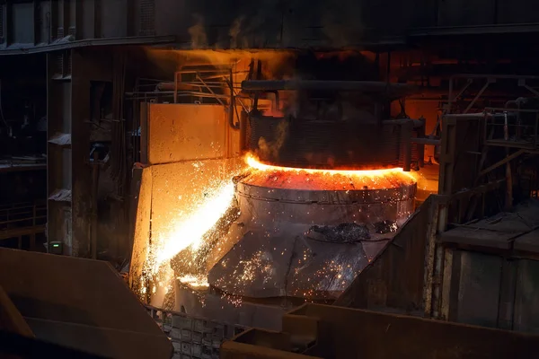 Плавлення металу в ливарному виробництві, металургійна промисловість . — стокове фото