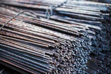 fabrikada yığılmış metalürjik ürünleri görüntülemek