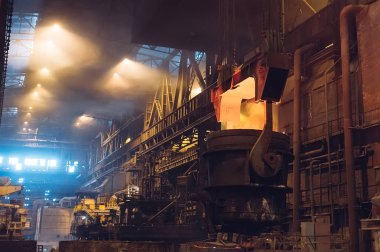 Çelik fabrikasında metalin erimesi. Metalürji endüstrisi.