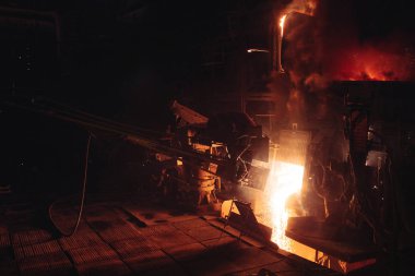Çelik fabrikasında metalin erimesi. Metalürji endüstrisi.