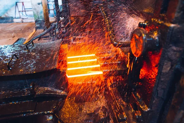 Warm staal op transportband in staal molen, metallurgische industrie. — Stockfoto