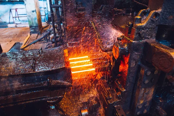 Гаряча сталь на конвеєрі в металургійному заводі, металургійна промисловість . — стокове фото