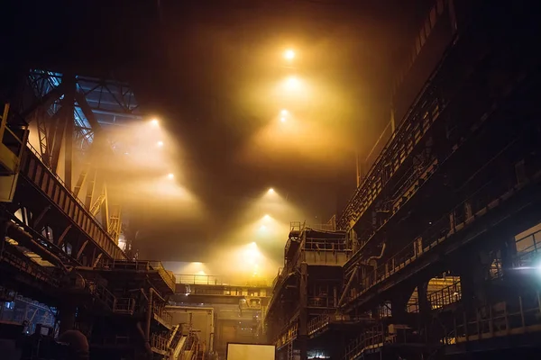 강철 공장에서 금속을 녹여 내는 일. 금속 제품 산업. — 스톡 사진