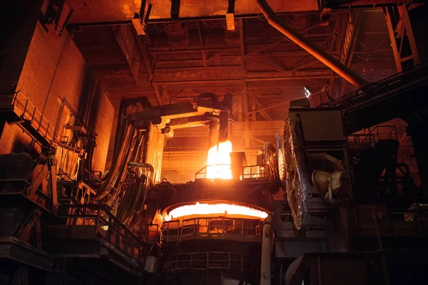 Melting of metal in a steel plant. High temperature in the melting furnace — Stock Photo, Image