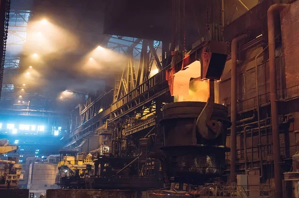 Smältning av metall i en stålanläggning. Metallurgiindustri. — Stockfoto