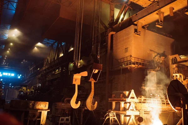 Smelten van metaal in een staalfabriek. Metallurgische industrie. — Stockfoto