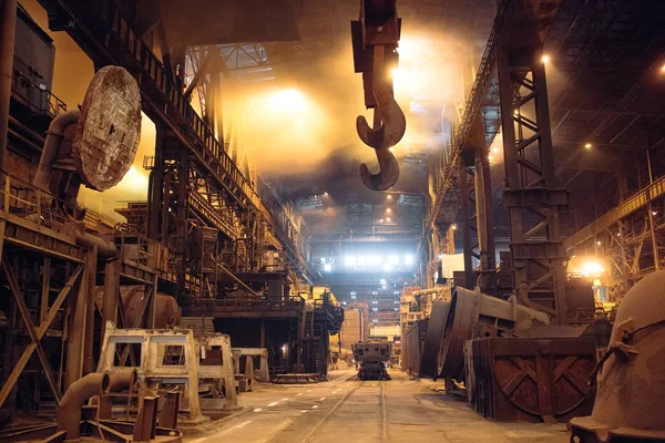 Smelten van metaal in een staalfabriek. Metallurgische industrie. — Stockfoto