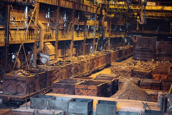 Warehouse for metal processing. Railway cars with metal for melting. — Stock Photo, Image