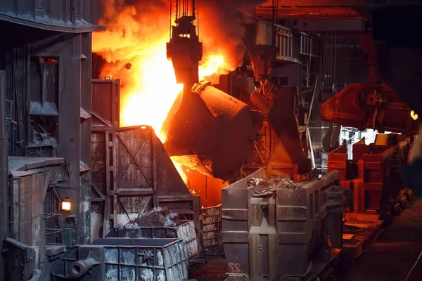 Плавлення металу в ливарному виробництві, металургійна промисловість . — стокове фото