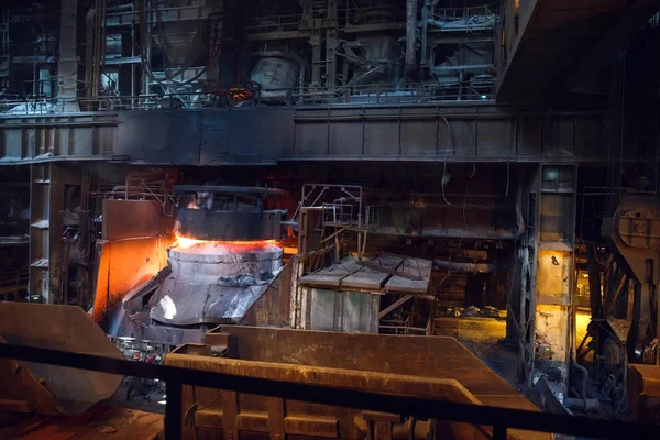 Smelting of the metal in the foundry, metallurgical industry. — Stock Photo, Image