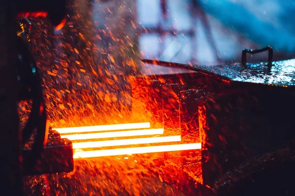 Гаряча сталь на конвеєрі в сталеливарному заводі , — стокове фото