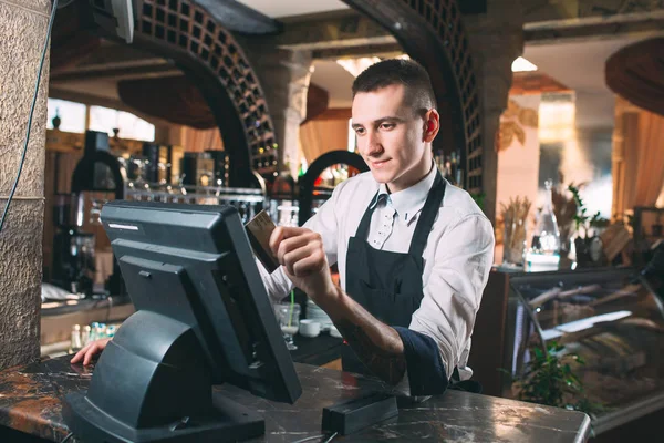 小企业、人和服务理念- -在酒吧或咖啡店工作的在围裙柜台边的快乐男人或侍者. — 图库照片