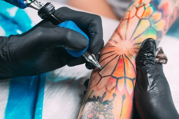 Profi tetováló művész csinál egy tetoválás egy fiatal lány kezét. — Stock Fotó