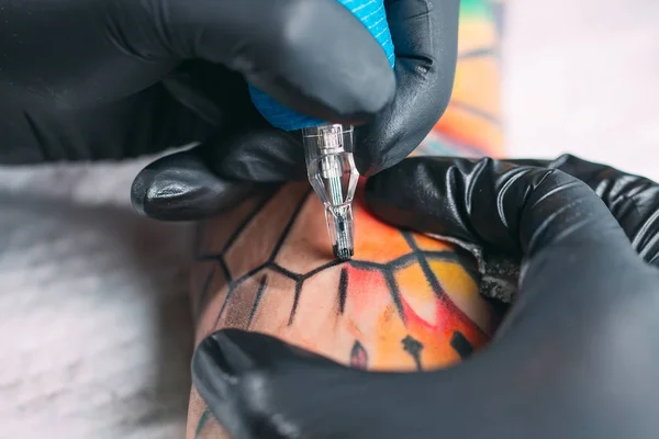Професійний художник татуювання робить татуювання на руці молодих дівчат . — стокове фото