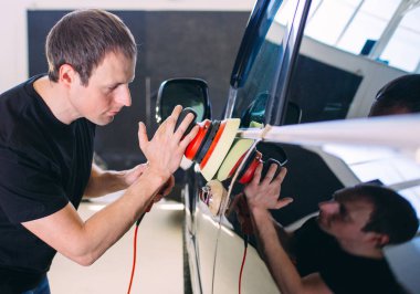 Servis istasyonunda araç gövdesiparing.