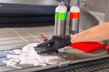 Araba kimyageri. Araba bagajının kimyasal tedavisi.