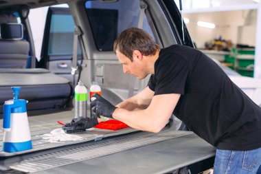 Araba kimyageri. Araba bagajının kimyasal tedavisi.