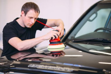 Servis istasyonunda araç gövdesiparing.
