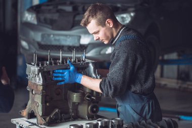 Master araba için yeniden inşa edilmiş bir motor toplar