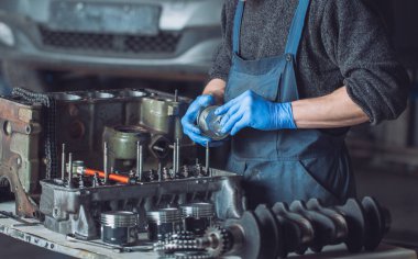 Master araba için yeniden inşa edilmiş bir motor toplar