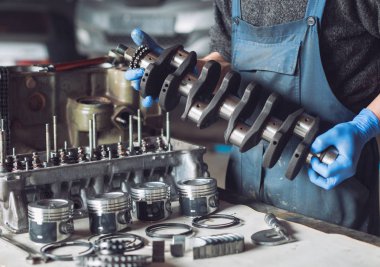 Master araba için yeniden inşa edilmiş bir motor toplar