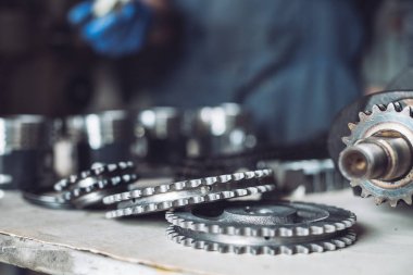 Master araba için yeniden inşa edilmiş bir motor toplar