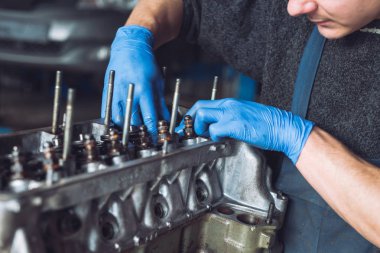 Master araba için yeniden inşa edilmiş bir motor toplar