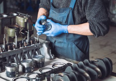 Master araba için yeniden inşa edilmiş bir motor toplar