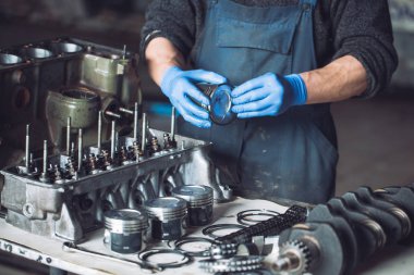 Master araba için yeniden inşa edilmiş bir motor toplar