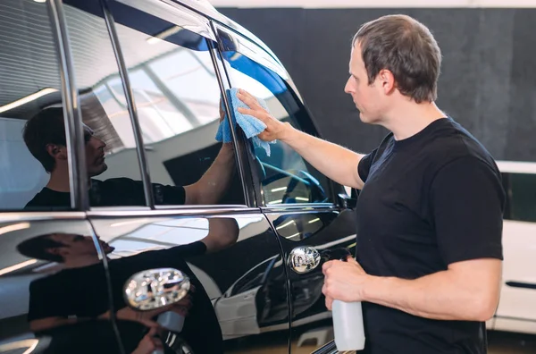 The man is wiping with a cloth body of a brilliant car — Stock Photo, Image